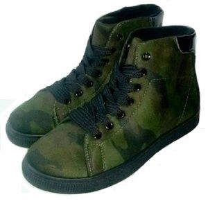 Helium Camo Hi top Sneakers nwot